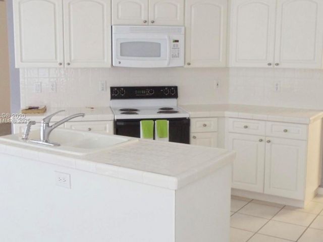 Продажа дома по адресу 575 SE 29th Dr - фото 5724668