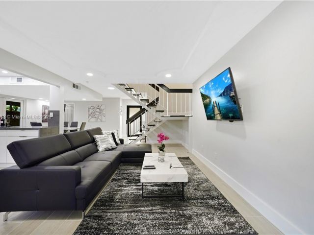 Дом в аренду по адресу 6863 SW 104th Ct - фото 6186276