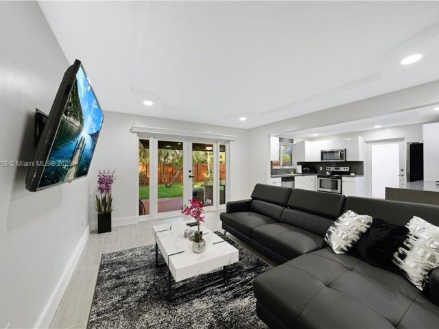 Дом в аренду по адресу 6863 SW 104th Ct - фото 6186277