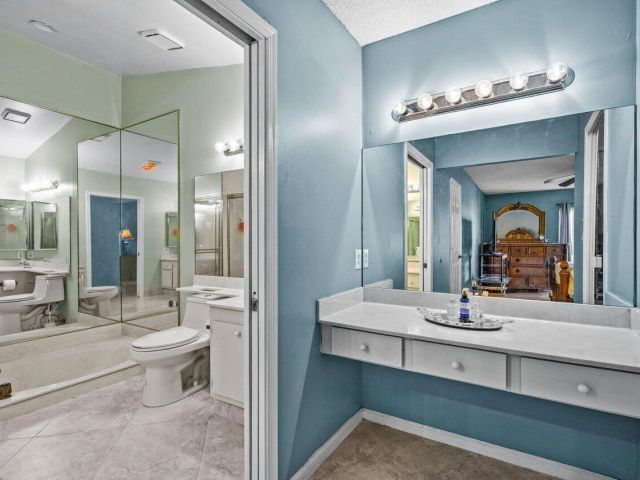 Продажа дома по адресу 2195 NW 14th Street - фото 5880030