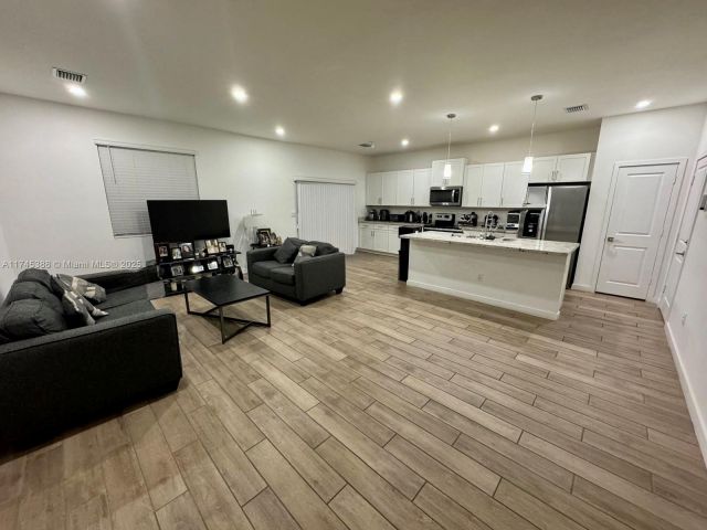 Дом в аренду по адресу 848 SE 17th St 0 - фото 5841057