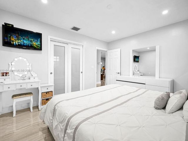 Продажа дома по адресу 713 SW 6th Ave - фото 6062057