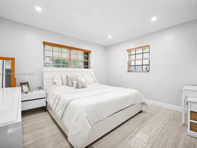 Продажа дома по адресу 713 SW 6th Ave - фото 6062058