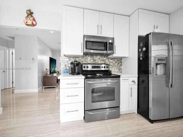 Продажа дома по адресу 713 SW 6th Ave - фото 6062063