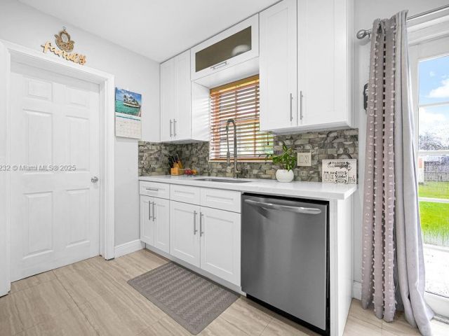 Продажа дома по адресу 713 SW 6th Ave - фото 6062064