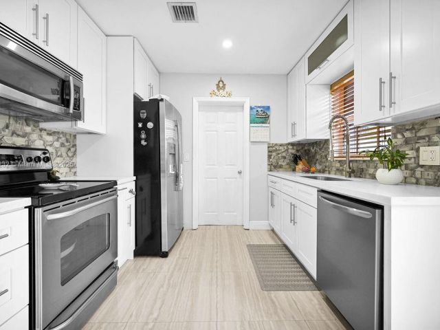 Продажа дома по адресу 713 SW 6th Ave - фото 6062065