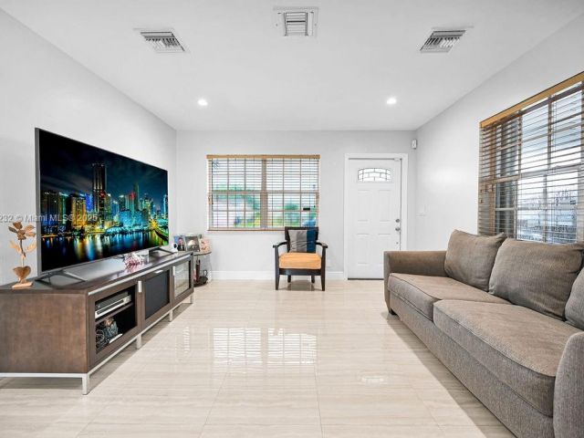 Продажа дома по адресу 713 SW 6th Ave - фото 6062066