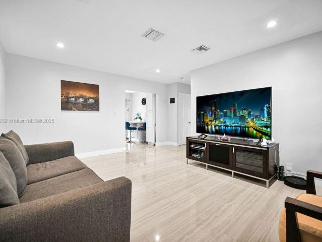 Продажа дома по адресу 713 SW 6th Ave - фото 6062067