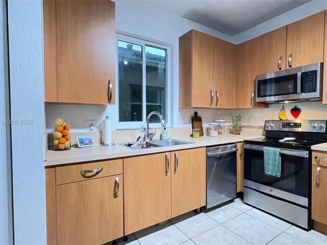 Продажа дома по адресу 3772 NE 9th Ct - фото 6118304