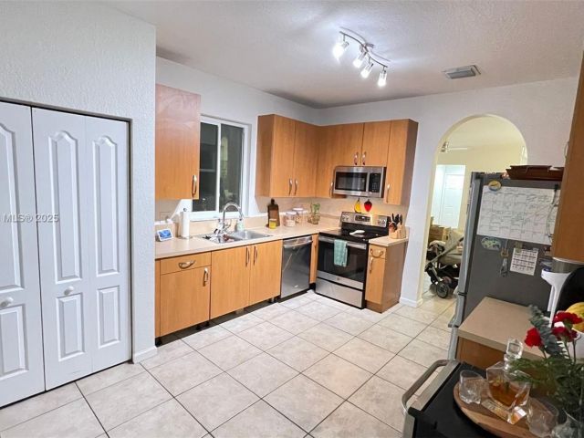 Продажа дома по адресу 3772 NE 9th Ct - фото 6118305