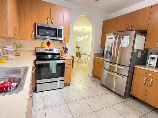 Продажа дома по адресу 3772 NE 9th Ct - фото 6118306