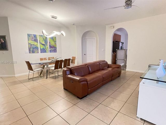 Продажа дома по адресу 3772 NE 9th Ct - фото 6118309