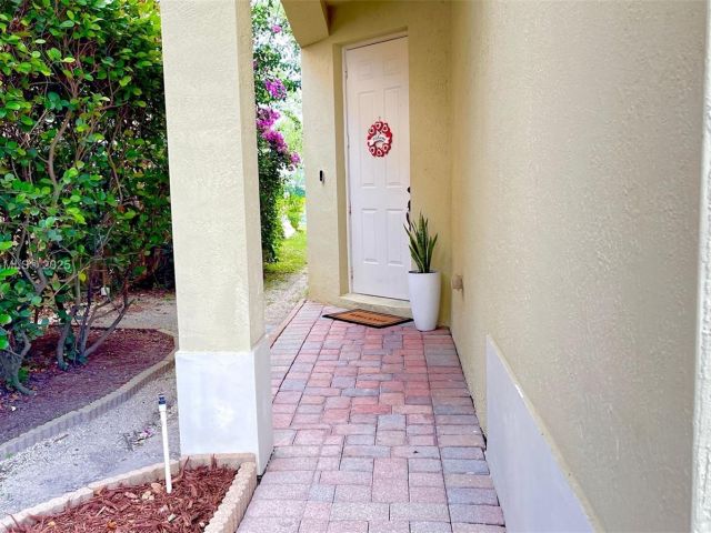 Продажа дома по адресу 3772 NE 9th Ct - фото 6118311