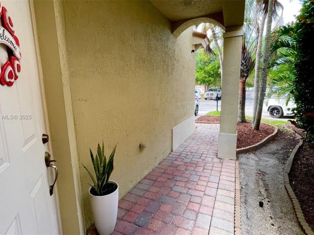 Продажа дома по адресу 3772 NE 9th Ct - фото 6118312