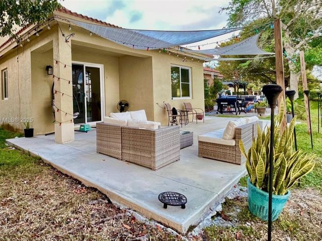 Продажа дома по адресу 3772 NE 9th Ct - фото 6118314