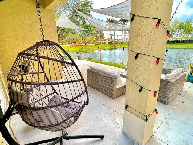 Продажа дома по адресу 3772 NE 9th Ct - фото 6118316