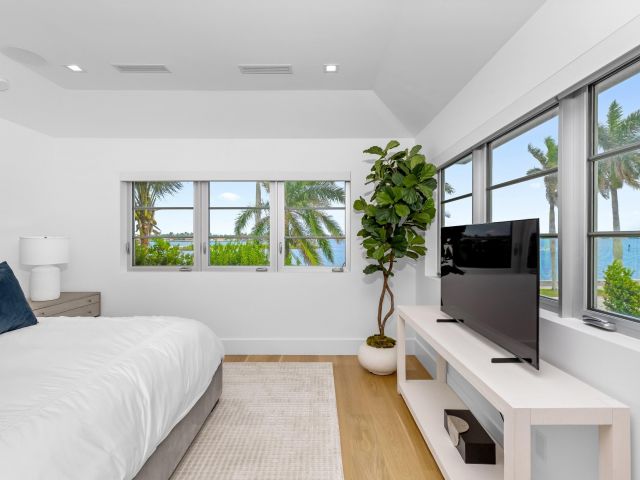 Продажа дома по адресу 2745 S Flagler Drive - фото 5751203