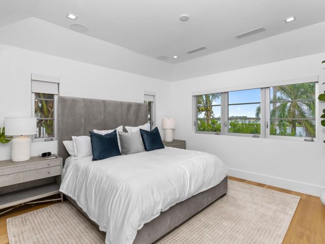 Продажа дома по адресу 2745 S Flagler Drive - фото 5751204