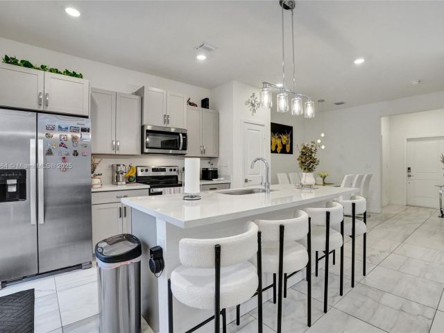 Продажа дома по адресу 838 SE 17th St - фото 5599144