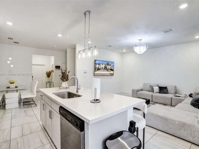 Продажа дома по адресу 838 SE 17th St - фото 5599145