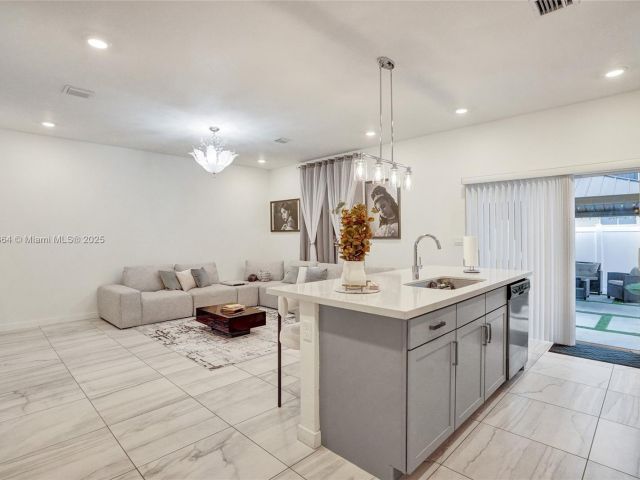 Продажа дома по адресу 838 SE 17th St - фото 5599147