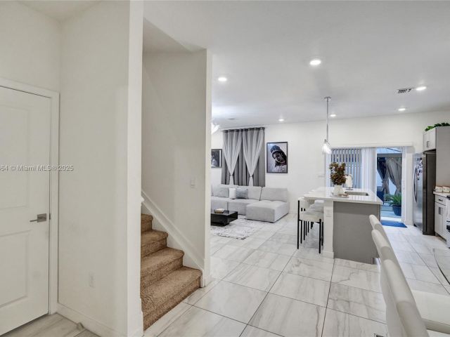 Продажа дома по адресу 838 SE 17th St - фото 5599150