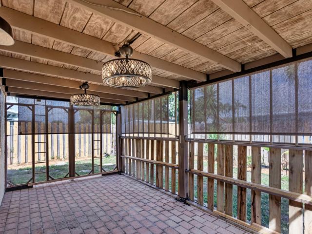 Продажа дома по адресу 1649 NE 31st Street - фото 6282394