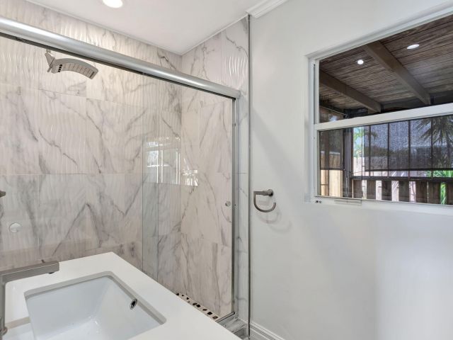 Продажа дома по адресу 1649 NE 31st Street - фото 6282400