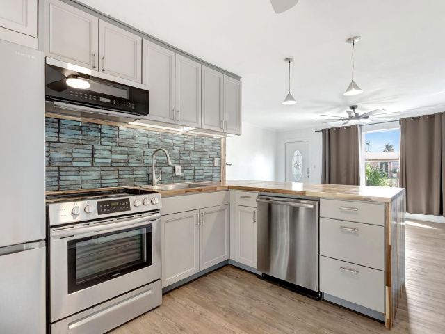 Продажа дома по адресу 1649 NE 31st Street - фото 6282404