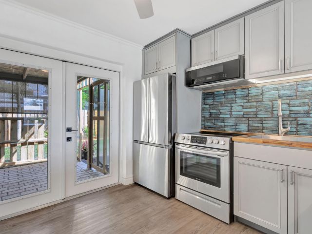 Продажа дома по адресу 1649 NE 31st Street - фото 6282405