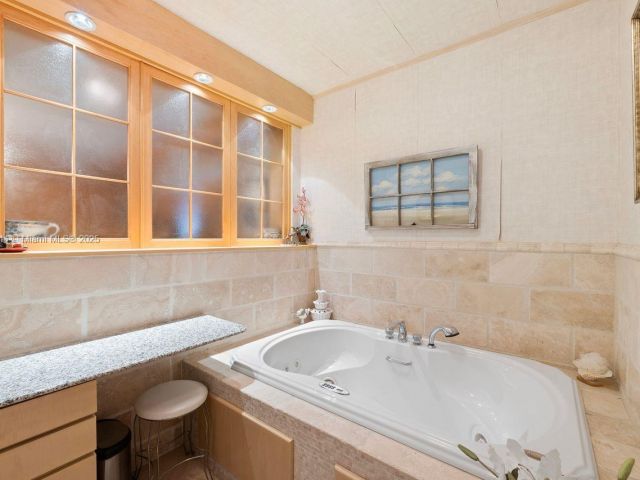 Продажа дома по адресу 765 N Shore Dr - фото 5517611