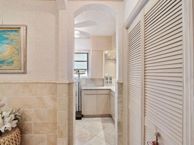 Продажа дома по адресу 765 N Shore Dr - фото 5517612