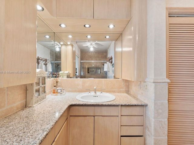 Продажа дома по адресу 765 N Shore Dr - фото 5517613