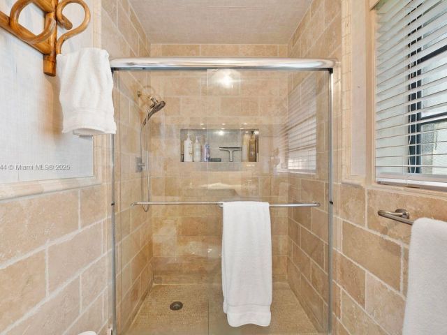 Продажа дома по адресу 765 N Shore Dr - фото 5517614