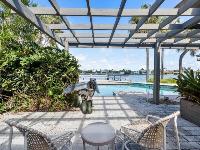 Продажа дома по адресу 765 N Shore Dr - фото 5517616