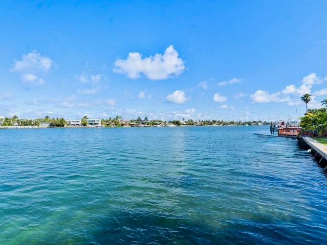 Продажа дома по адресу 765 N Shore Dr - фото 5517620