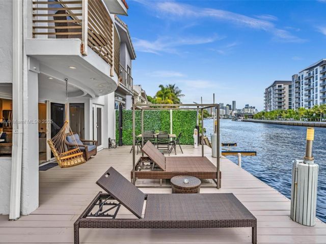 Продажа дома по адресу 1044 NW N River - фото 6138487