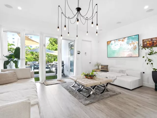 Дом в аренду по адресу 3575 SW 23rd St 3575 - фото 7345287