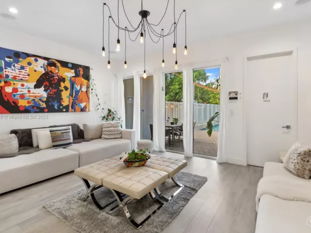 Дом в аренду по адресу 3575 SW 23rd St 3575 - фото 7345275