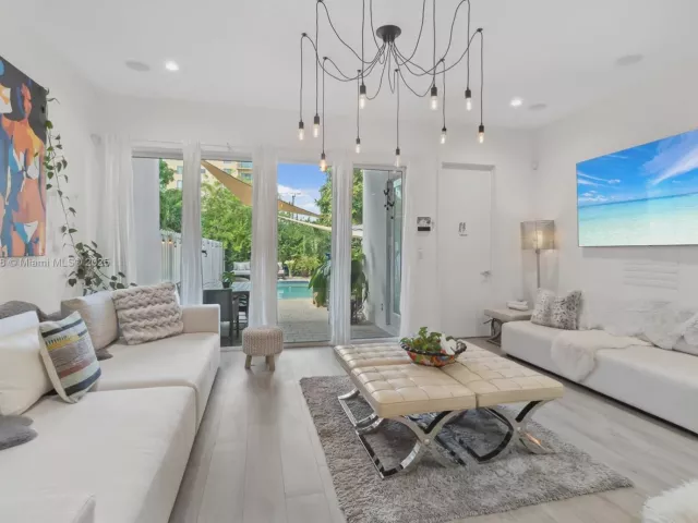 Дом в аренду по адресу 3575 SW 23rd St 3575 - фото 7345273