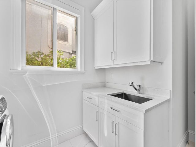 Продажа дома по адресу 7212 NE 8th Drive - фото 5941135