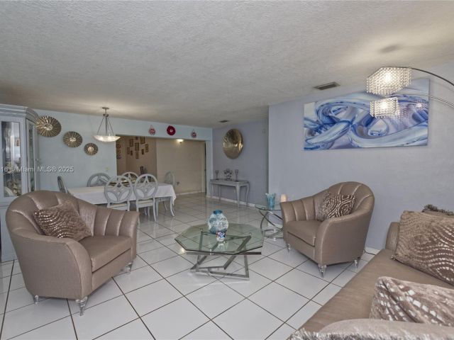 Продажа дома по адресу 10745 Westwood Lake Dr - фото 5781043