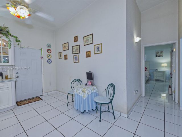 Продажа дома по адресу 10745 Westwood Lake Dr - фото 5781045