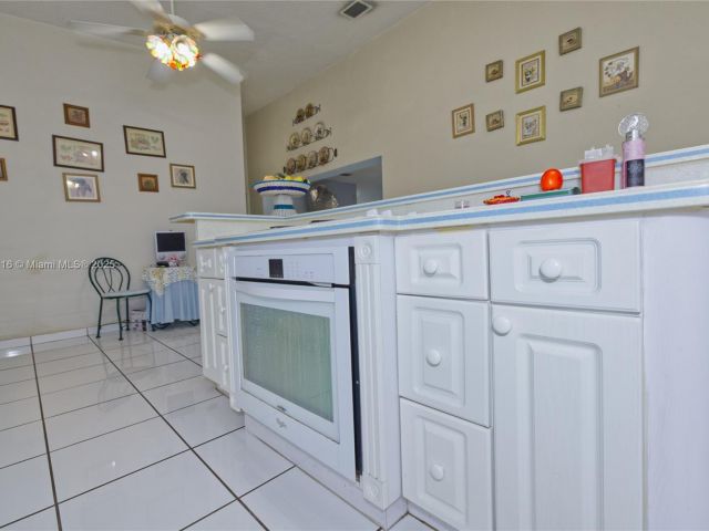 Продажа дома по адресу 10745 Westwood Lake Dr - фото 5781046