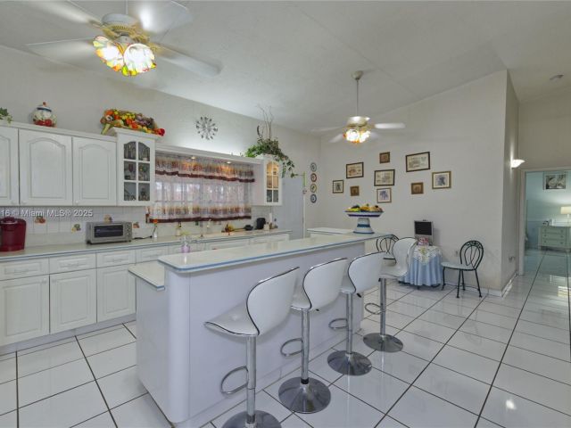 Продажа дома по адресу 10745 Westwood Lake Dr - фото 5781047