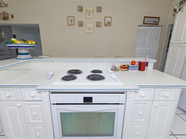 Продажа дома по адресу 10745 Westwood Lake Dr - фото 5781049