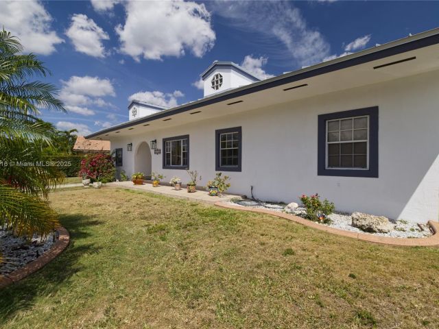 Продажа дома по адресу 10745 Westwood Lake Dr - фото 5781054