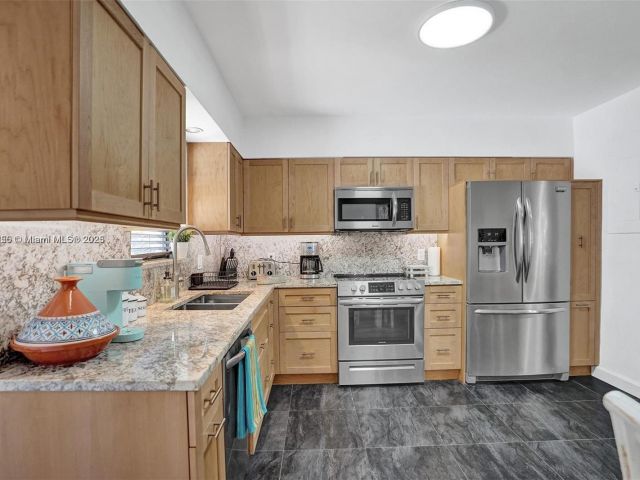 Продажа дома по адресу 110 SW 5th St - фото 5523216