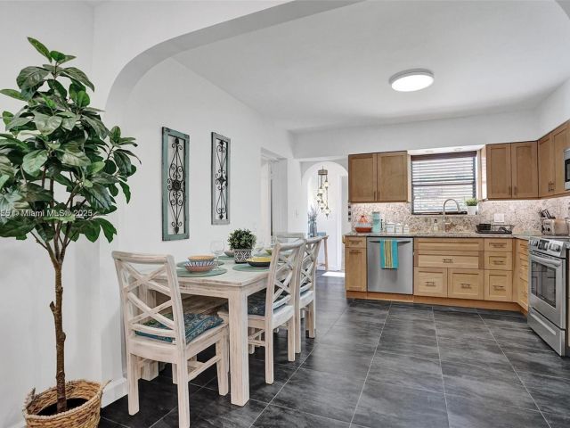 Продажа дома по адресу 110 SW 5th St - фото 5523218