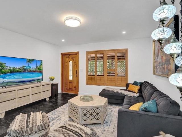 Продажа дома по адресу 110 SW 5th St - фото 5523219